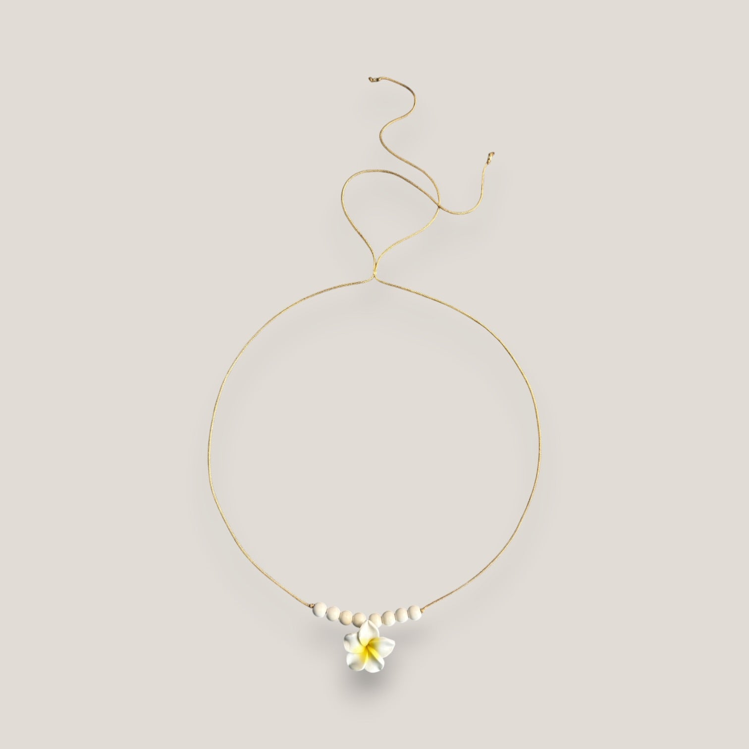 Collar midi flor Plumeria blanca amarilla howlitas naturales