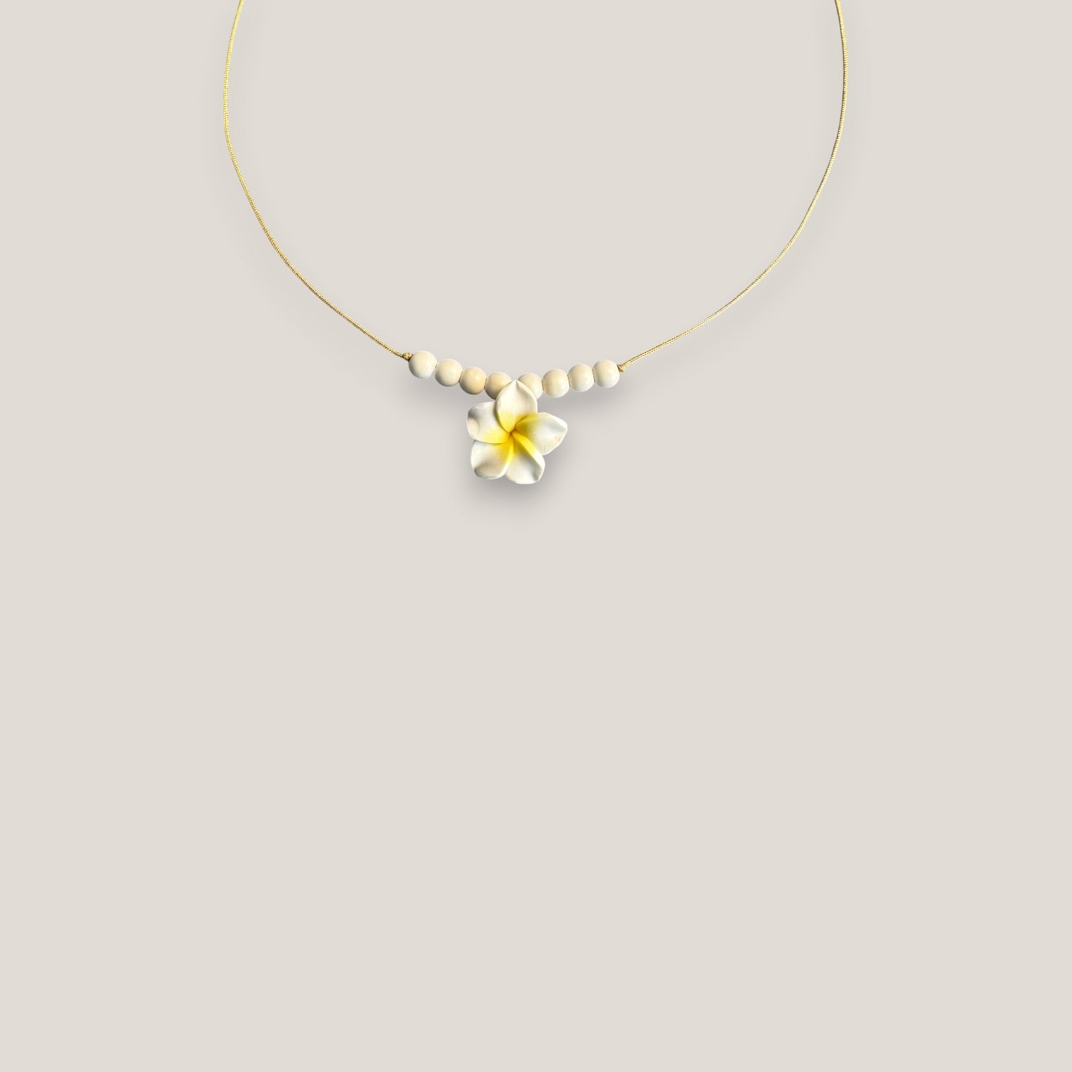Collar midi flor Plumeria blanca amarilla howlitas naturales