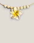 Collar midi flor Plumeria blanca amarilla howlitas naturales