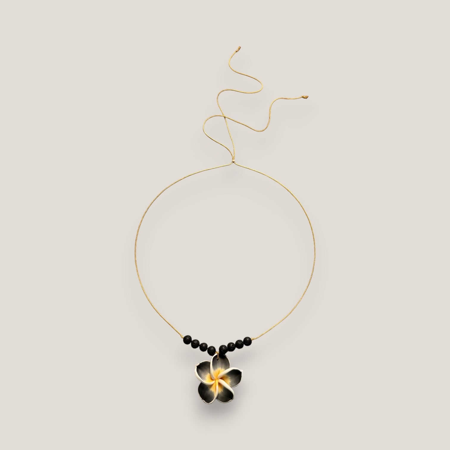 Collar midi flor gran Plumeria gris negro amarilla lava negra