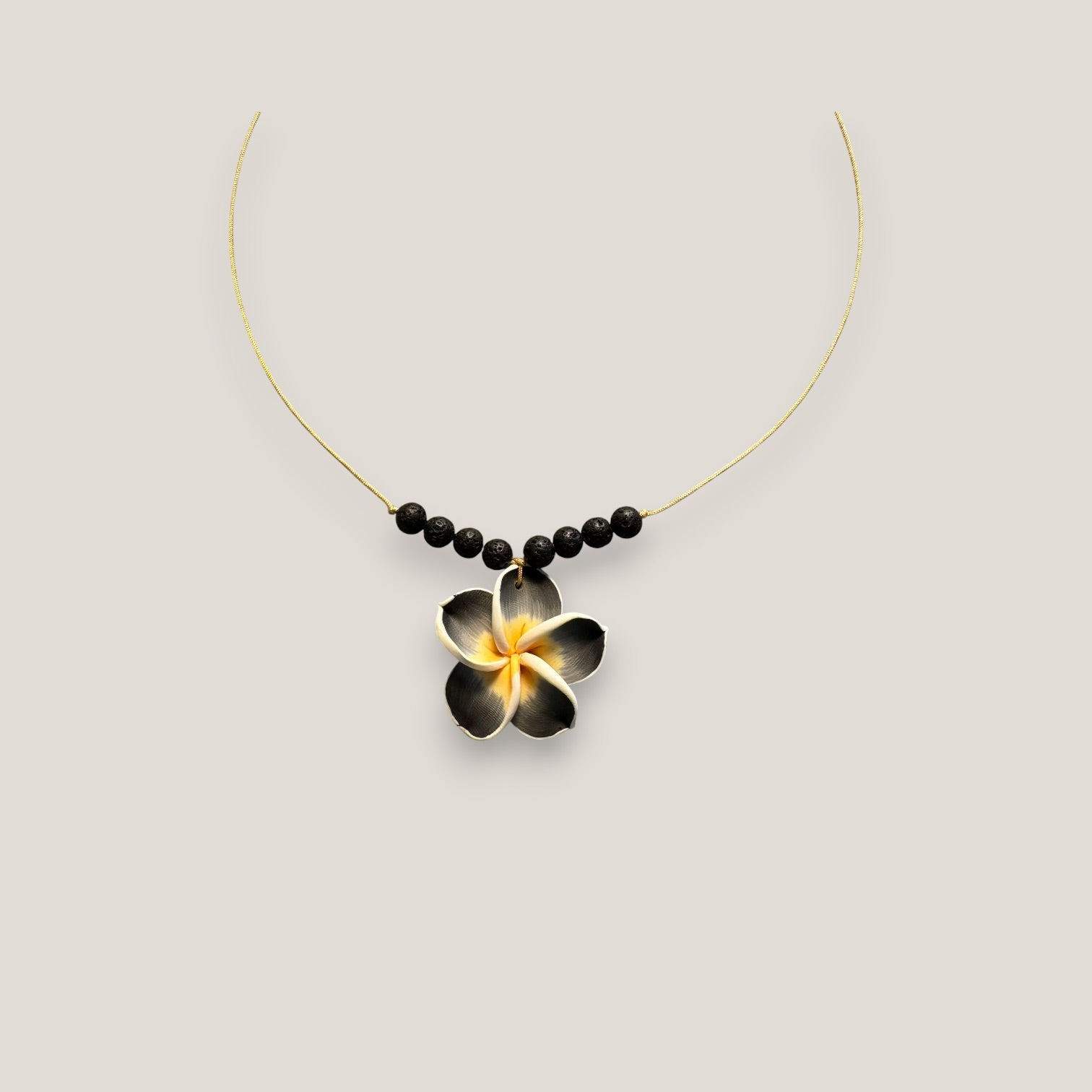 Collar midi flor gran Plumeria gris negro amarilla lava negra