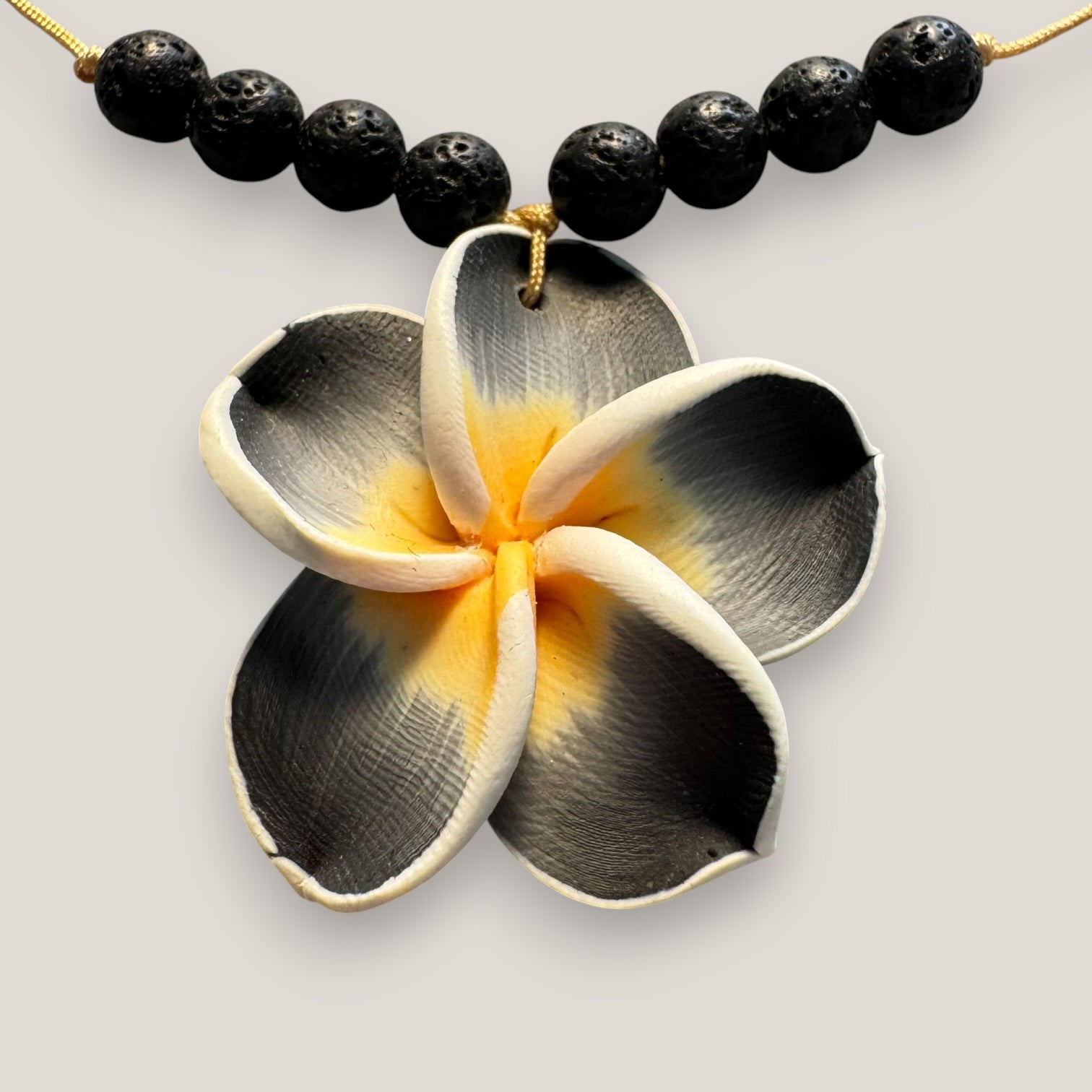 Collar midi flor gran Plumeria gris negro amarilla lava negra