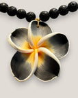 Collar midi flor gran Plumeria gris negro amarilla lava negra