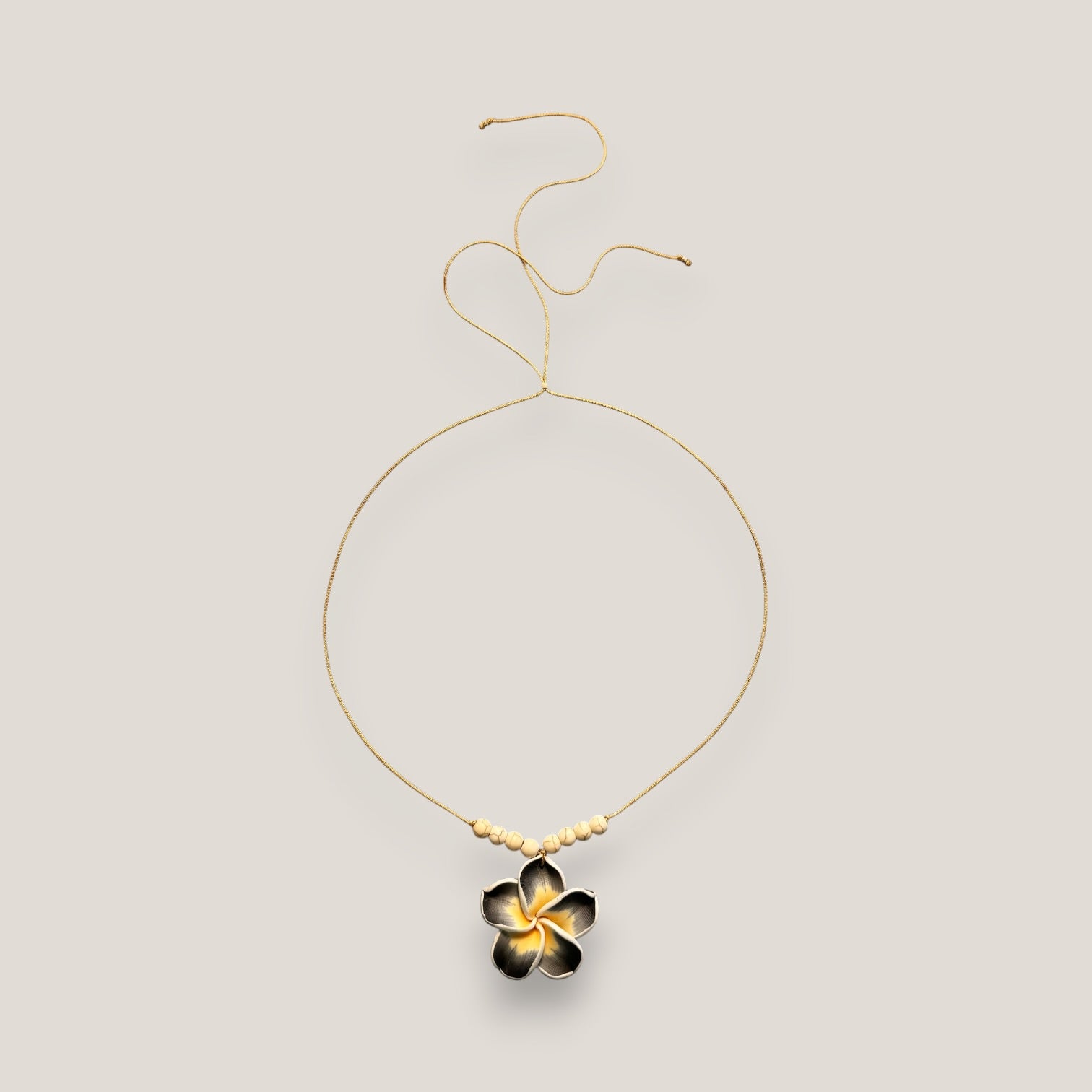 Collar midi flor gran Plumeria gris oscuro amarilla howlitas naturales