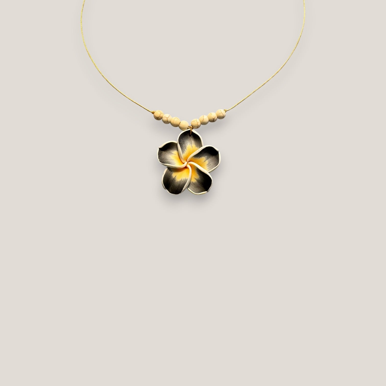 Collar midi flor gran Plumeria gris oscuro amarilla howlitas naturales