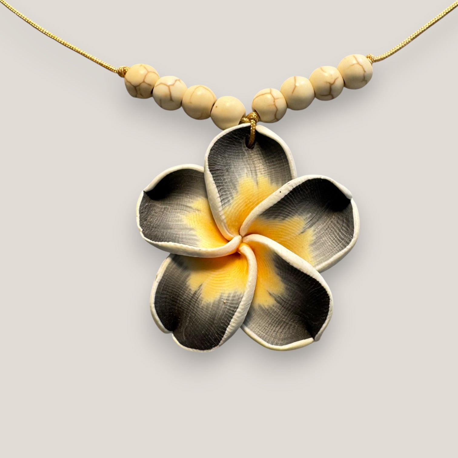 Collar midi flor gran Plumeria gris oscuro amarilla howlitas naturales