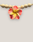 Collar midi flor Plumeria rosa amarilla howlitas naturales