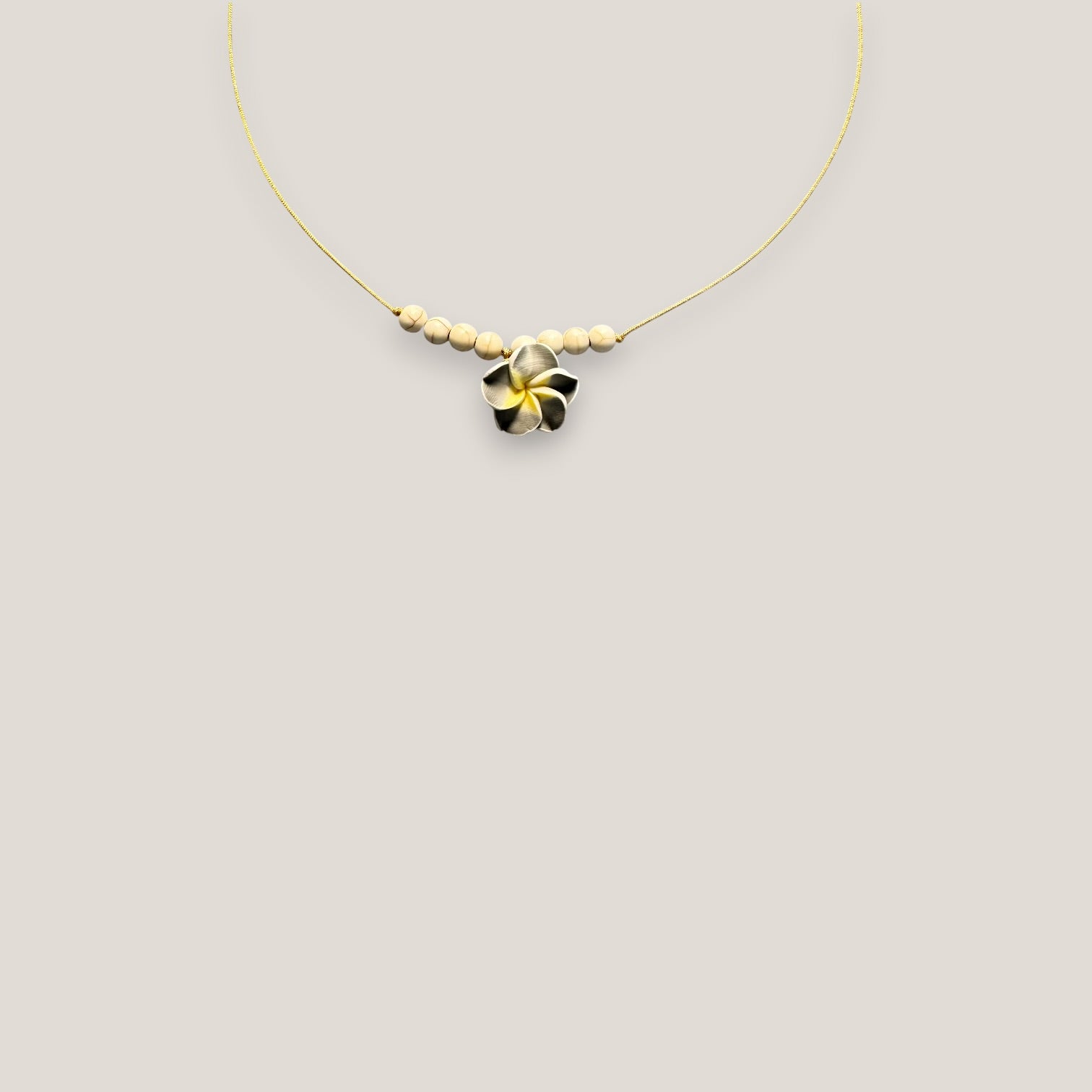 Collar midi flor Plumeria gris claro amarilla howlitas naturales