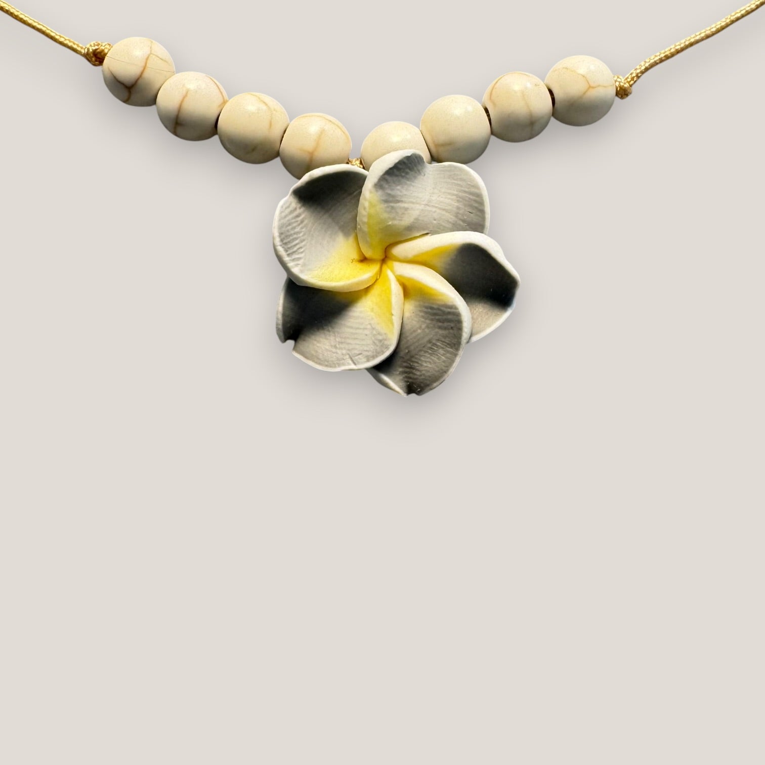 Collar midi flor Plumeria gris claro amarilla howlitas naturales