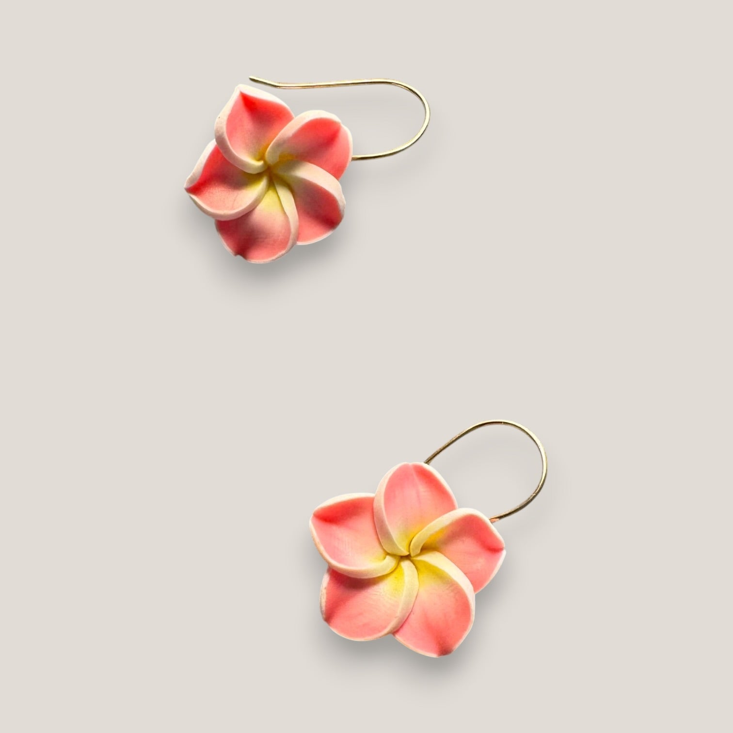 Pendientes gancho acero oro flor Plumeria rosa amarilla