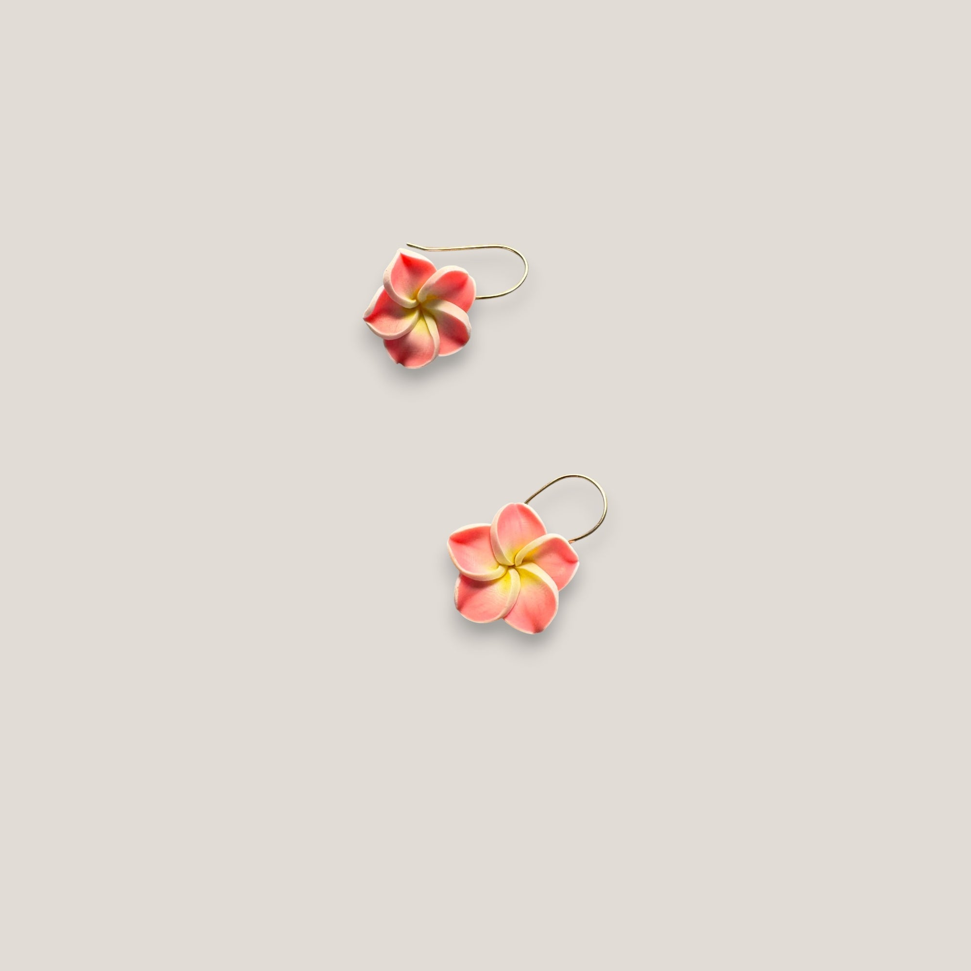 Pendientes gancho acero oro flor Plumeria rosa amarilla