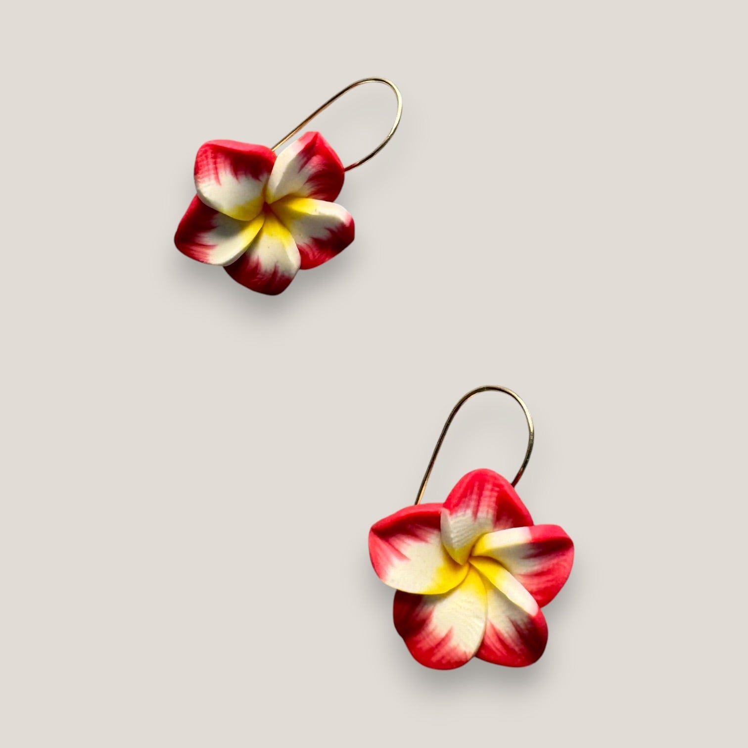 Pendientes gancho acero oro flor Plumeria fucsia amarilla