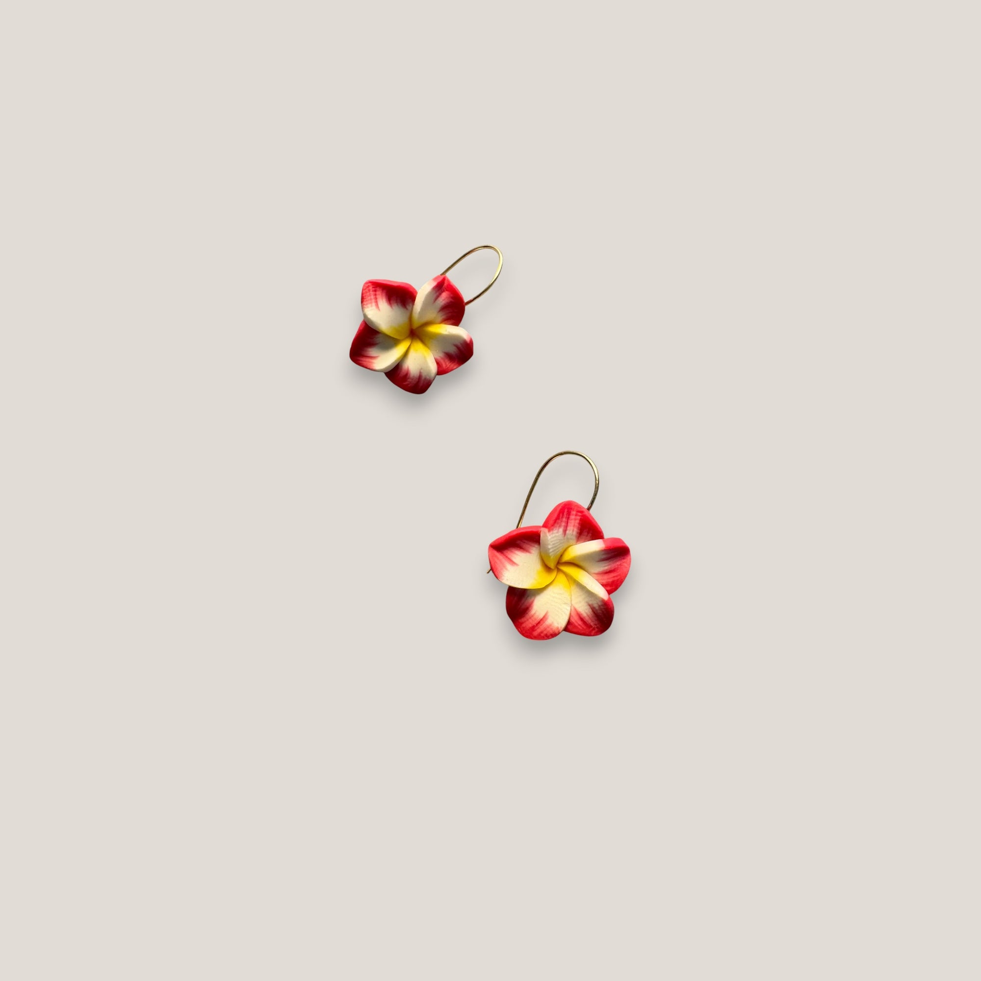 Pendientes gancho acero oro flor Plumeria fucsia amarilla