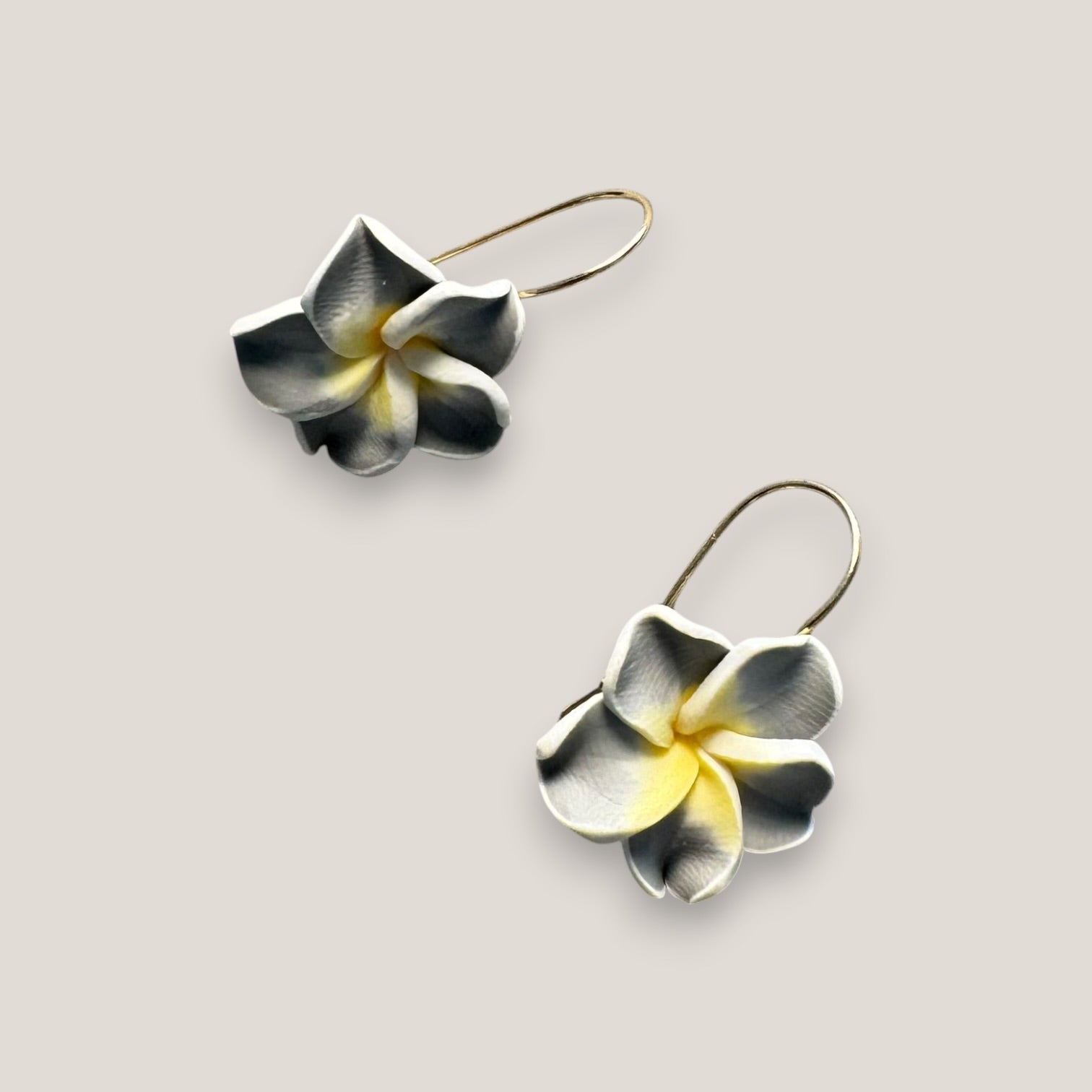 Pendientes gancho acero oro flor Plumeria gris claro amarilla
