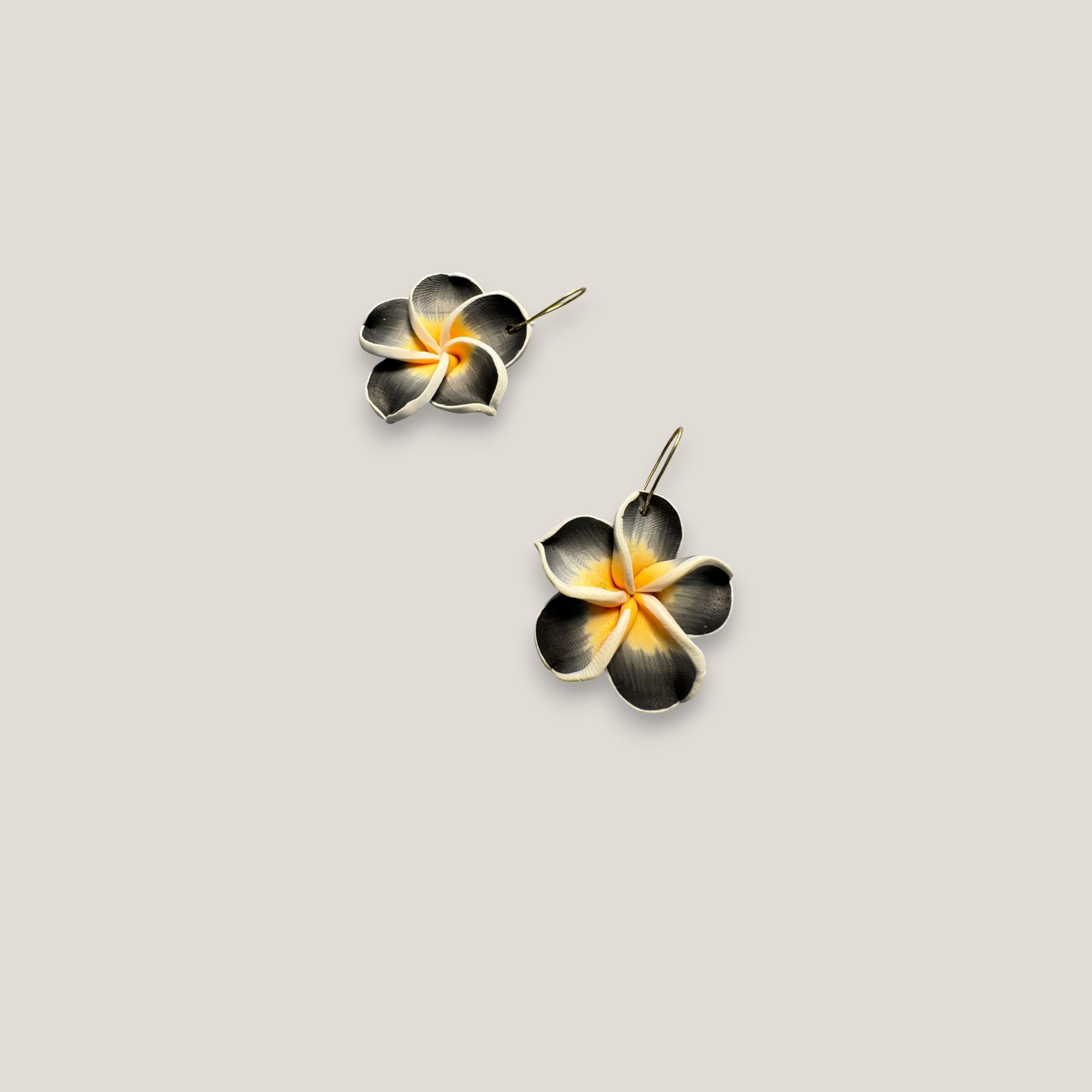 Pendientes gancho bronce oro flor gran Plumeria gris negro