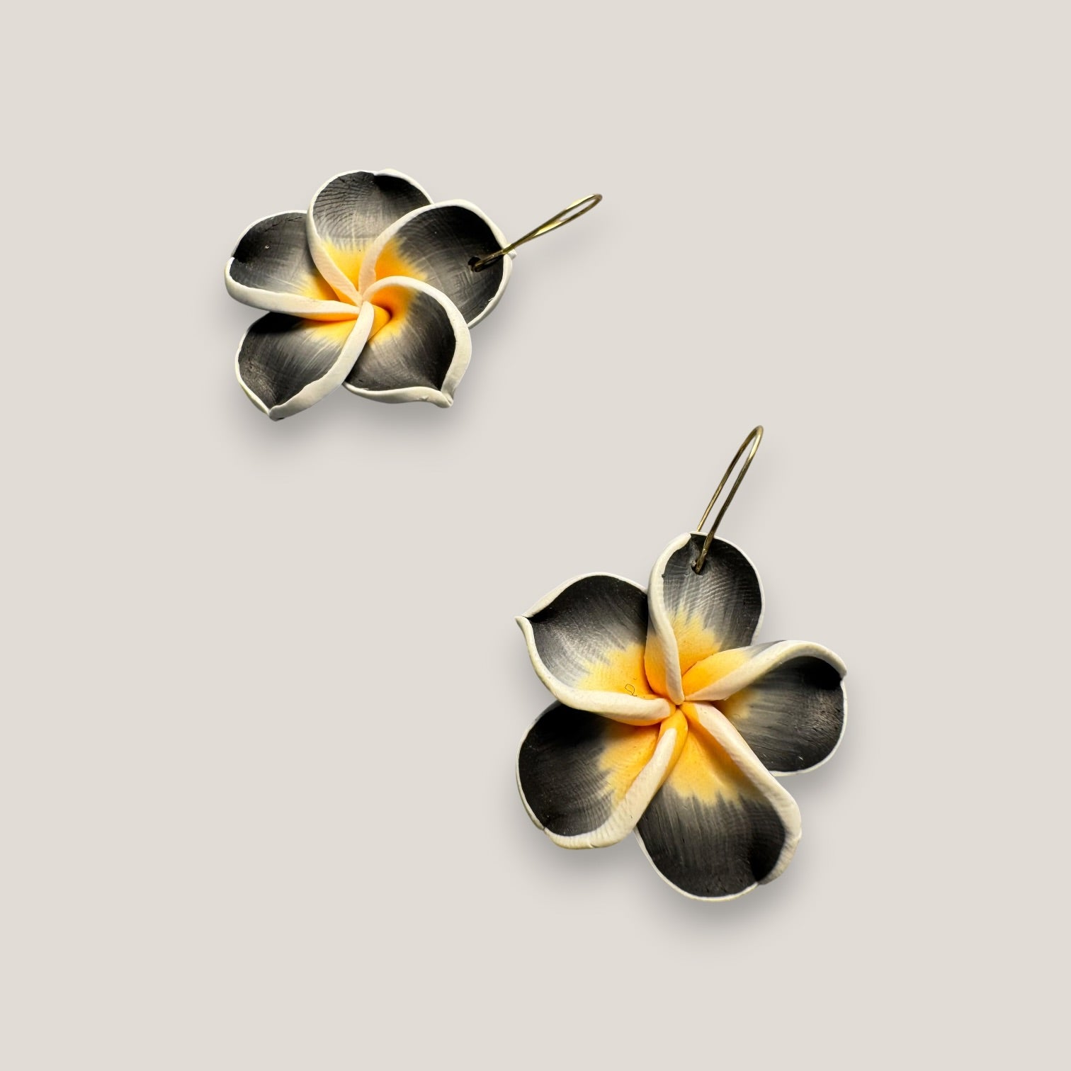Pendientes gancho bronce oro flor gran Plumeria gris negro