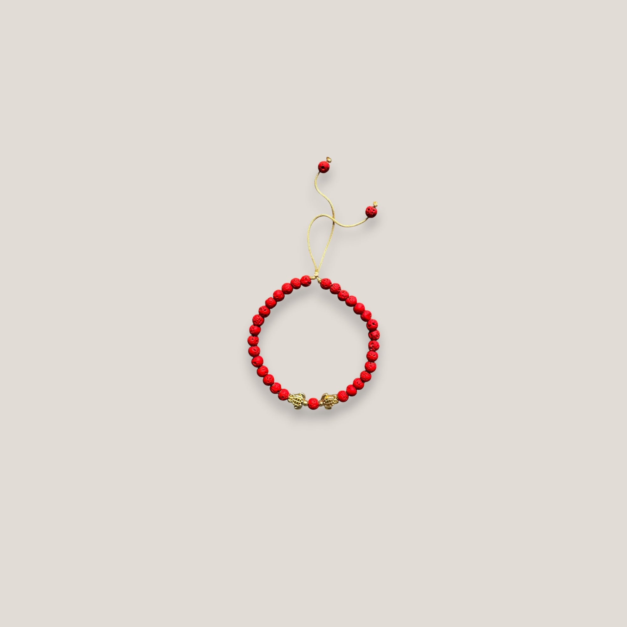 Armband mit goldenen Liebesschildkröten und roter Lava