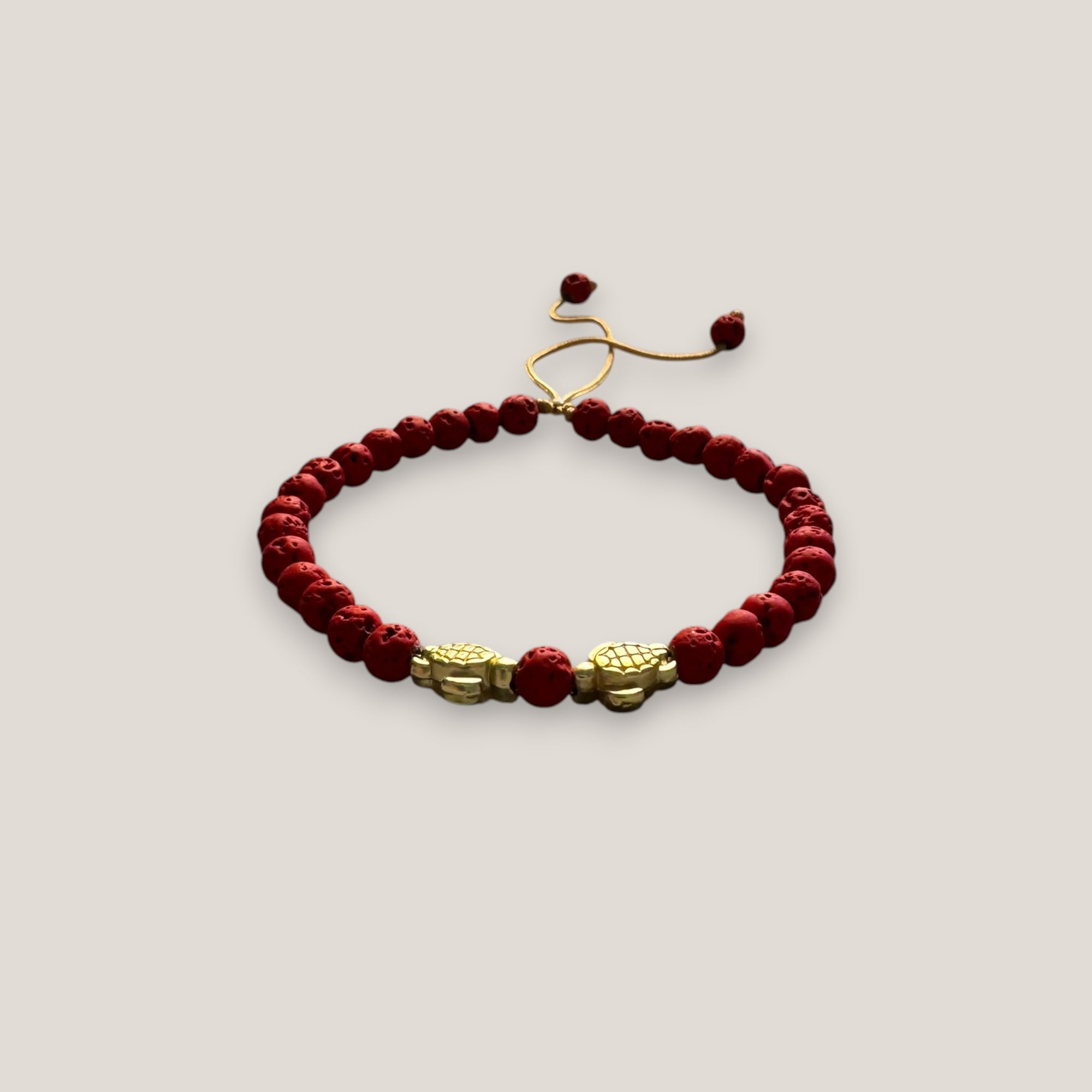 Armband mit goldenen Liebesschildkröten und roter Lava