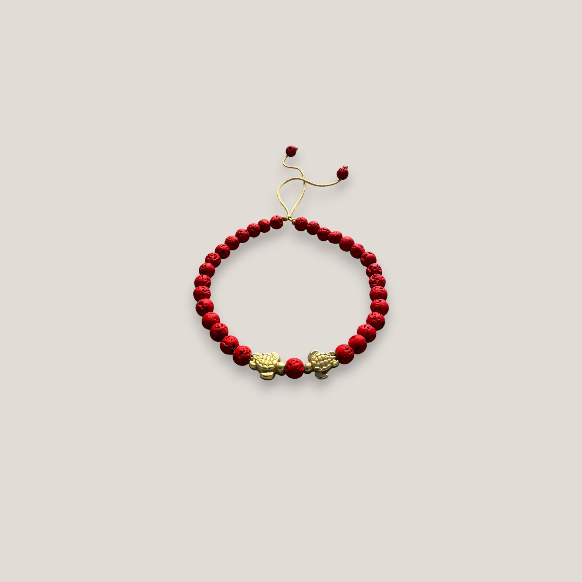 Armband mit goldenen Liebesschildkröten und roter Lava