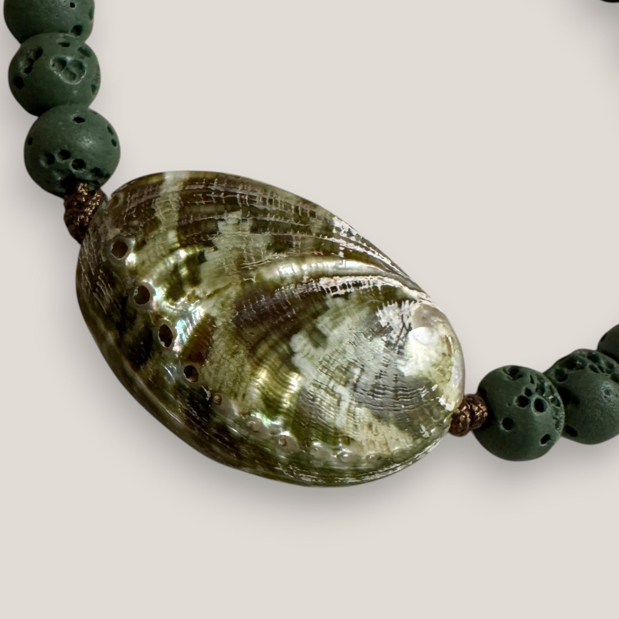 Pulsera doble avalón en verdes esponja coral verde caqui