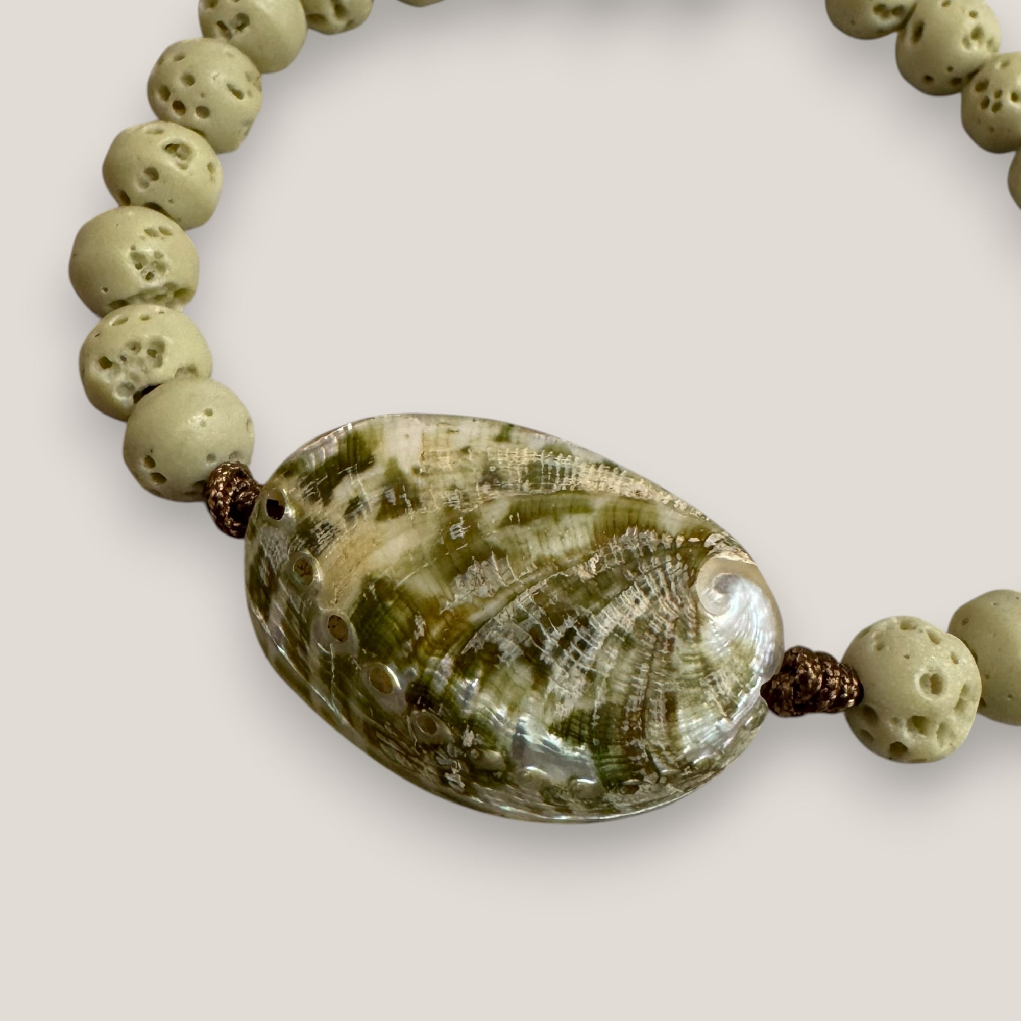 Pulsera doble avalón en verdes esponja coral verde olivina