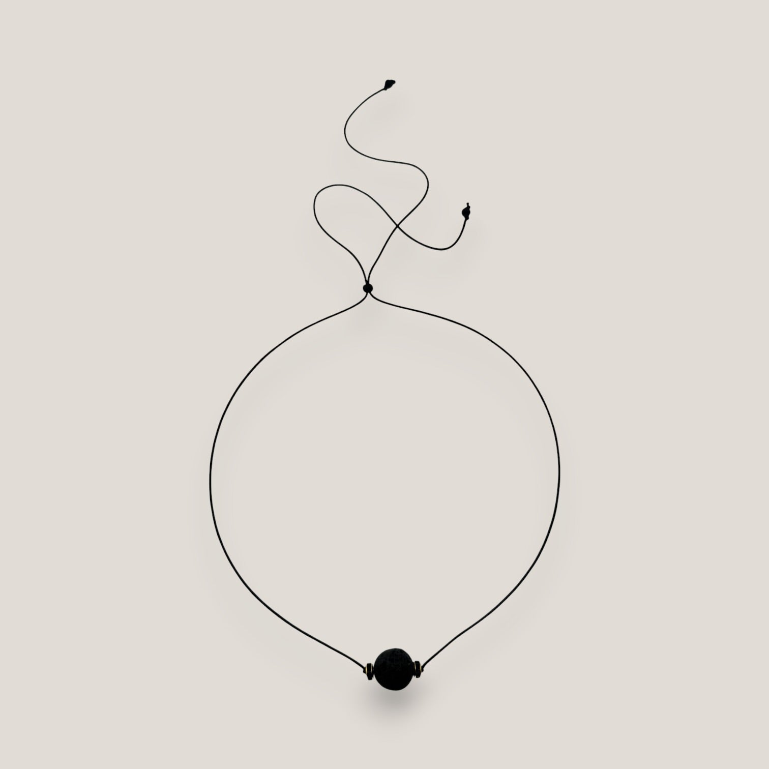 Collar minimal bola de lava negra 12mm separadores dorados cristalitos negros