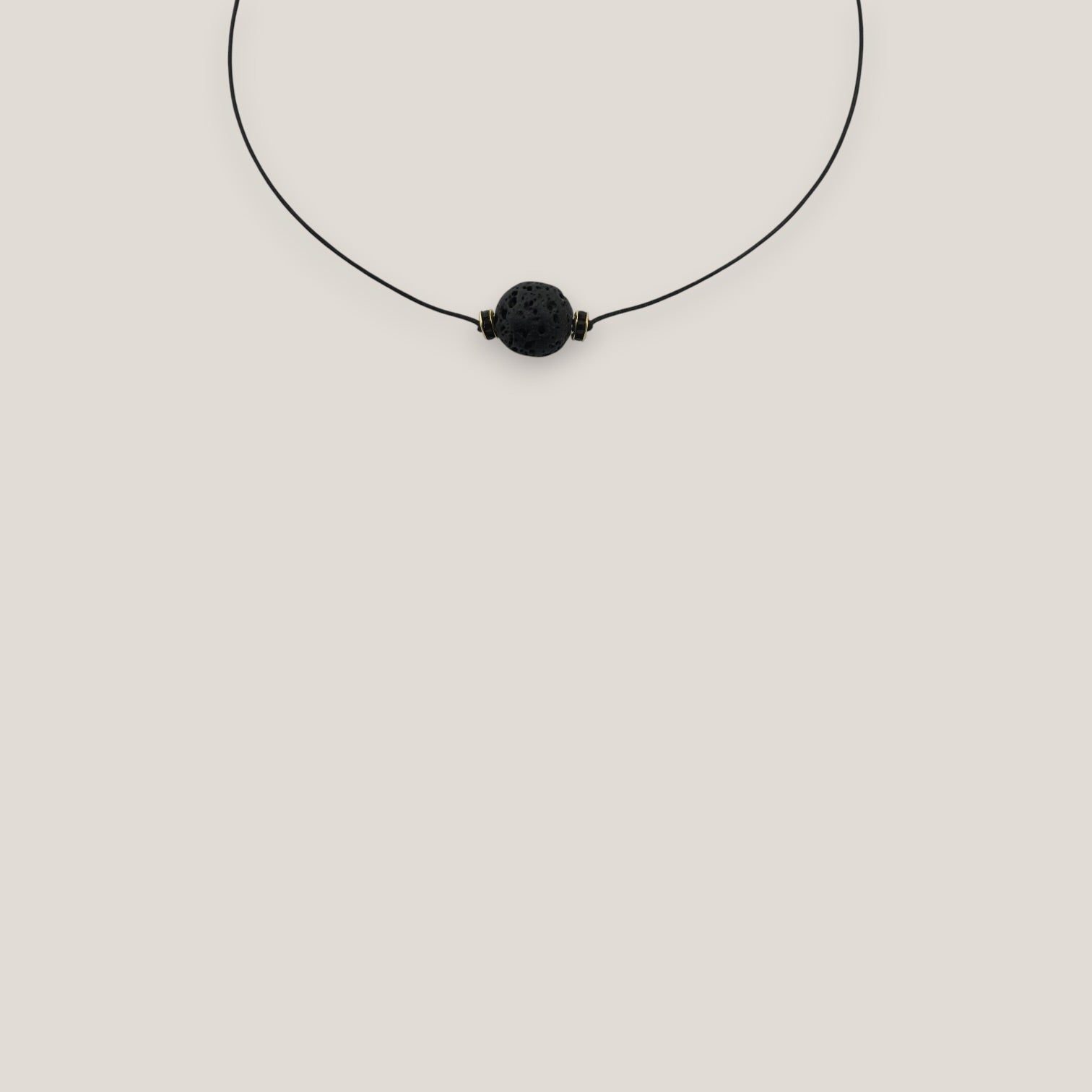 Collar minimal bola de lava negra 12mm separadores dorados cristalitos negros