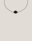 Collar minimal bola de lava negra 12mm separadores dorados cristalitos negros