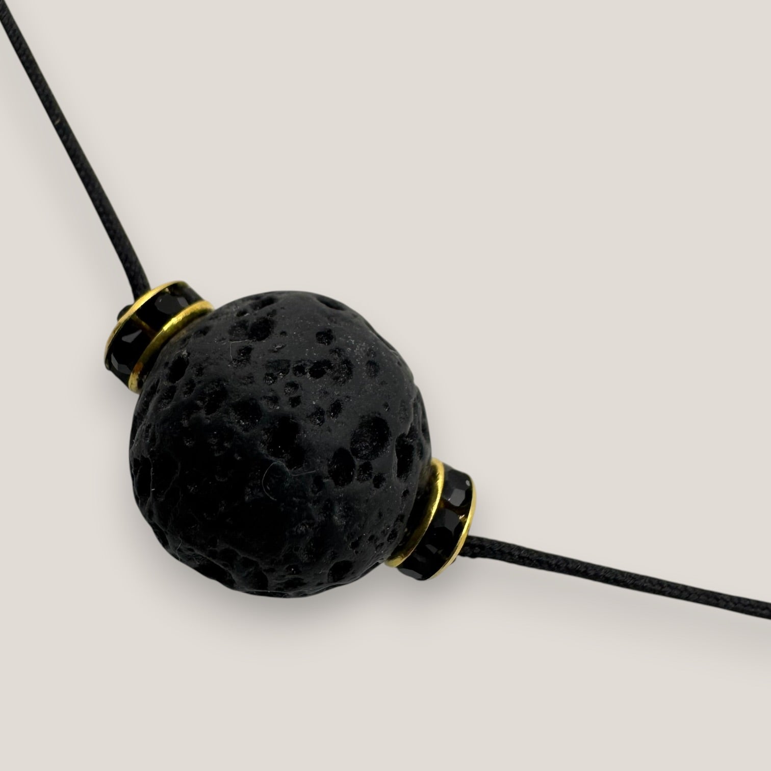 Collar minimal bola de lava negra 12mm separadores dorados cristalitos negros