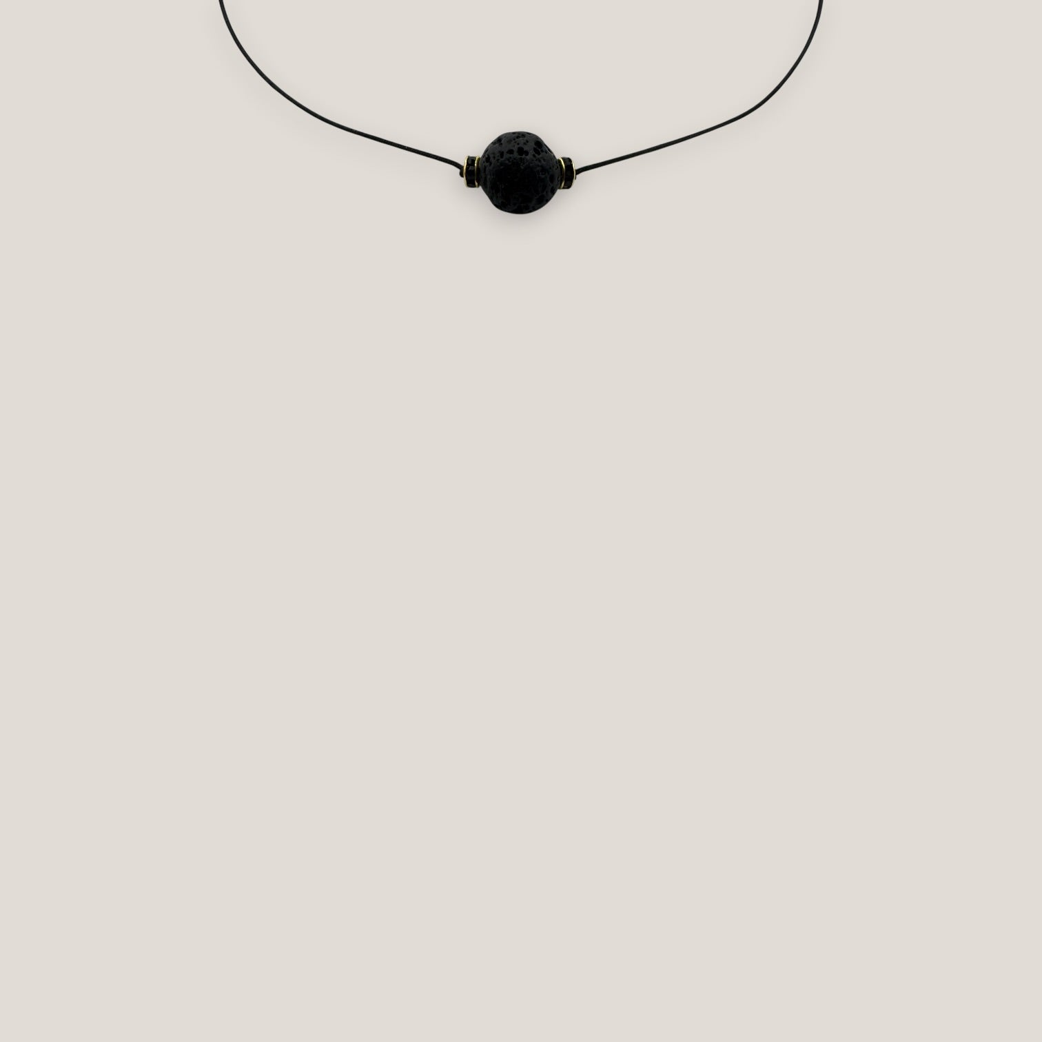 Collar minimal bola de lava negra 12mm separadores dorados cristalitos negros