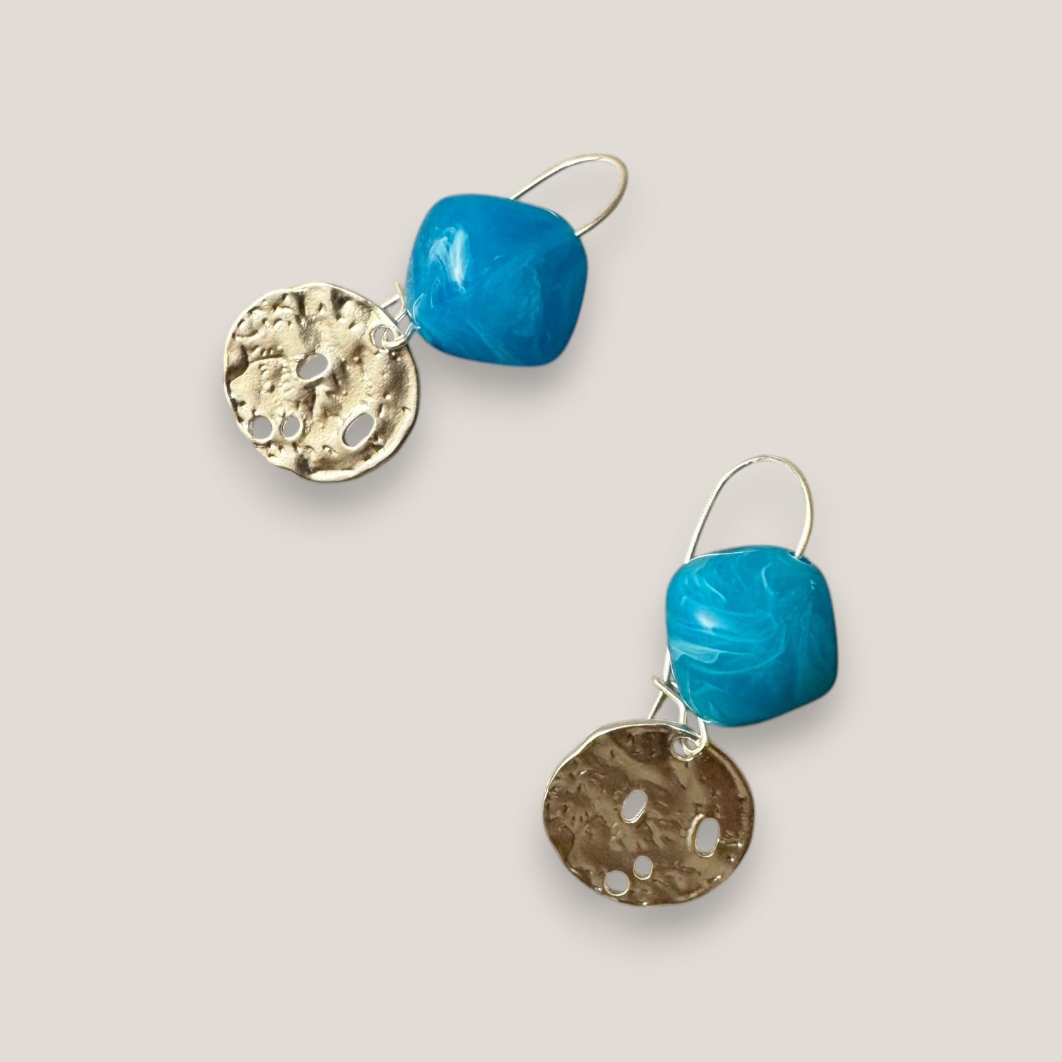 Pendientes gancho cuenta irregular resina azul azulín medalla agujereada plata mate