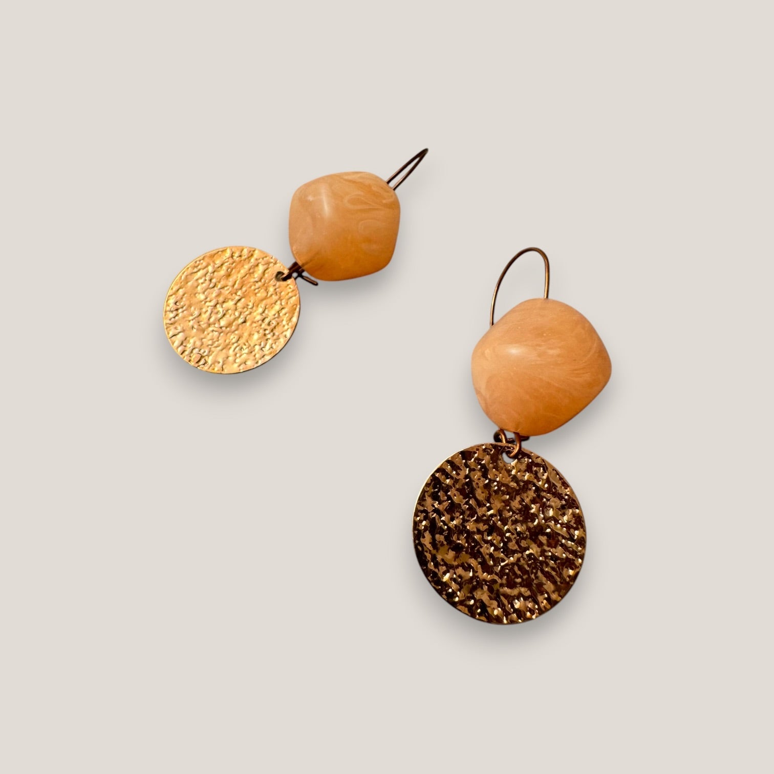 Pendientes gancho resina naranja melocotón  medalla martilleada acero oro rosa