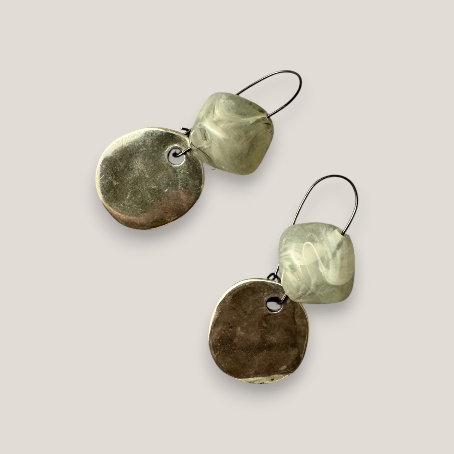 Pendientes gancho resina gris moneda irregular zamak plata vieja