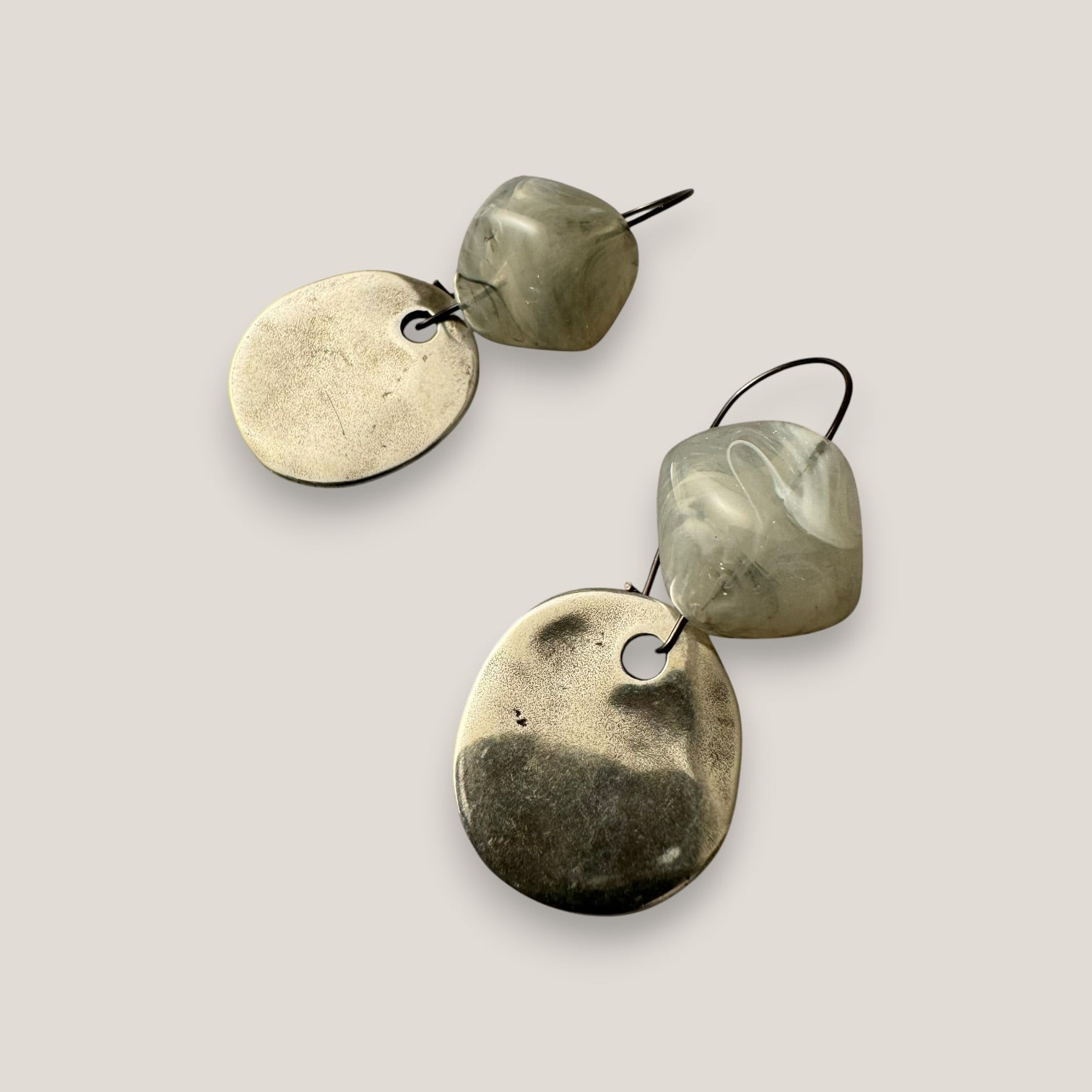 Pendientes gancho resina gris moneda irregular zamak plata vieja