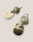 Pendientes gancho resina gris moneda irregular zamak plata vieja