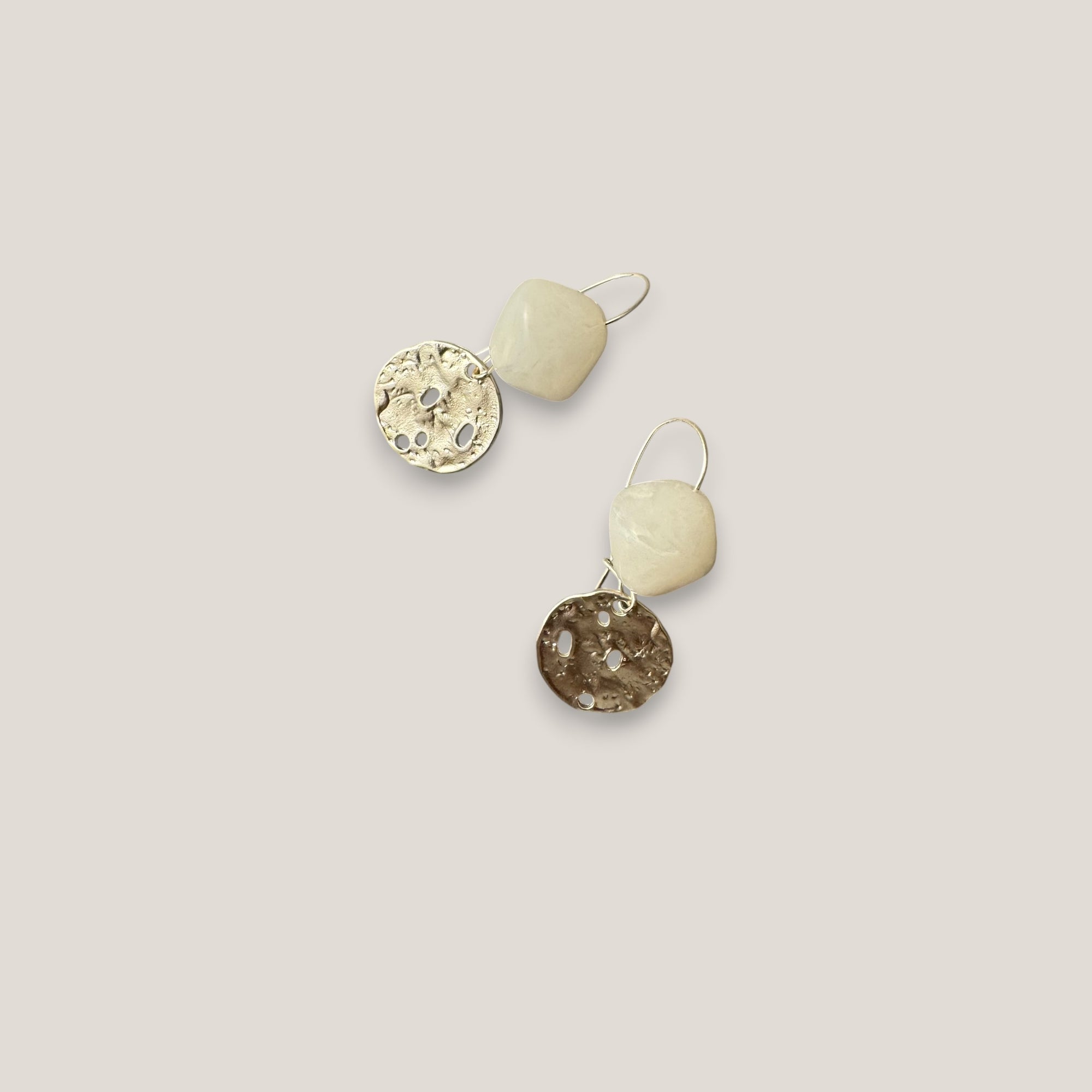 Pendientes gancho resina blanca medalla agujereada plata mate