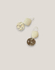 Pendientes gancho resina blanca medalla agujereada plata mate