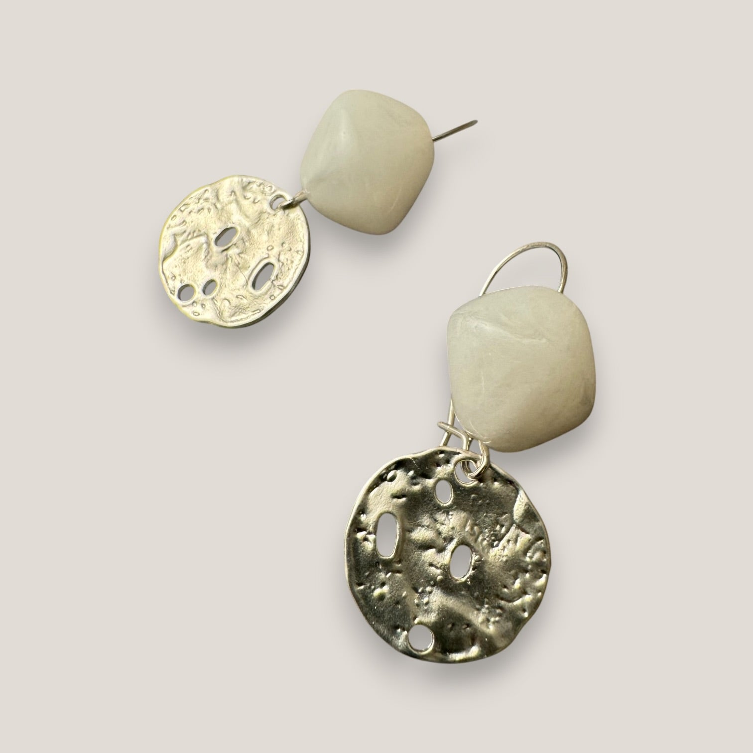 Pendientes gancho resina blanca medalla agujereada plata mate