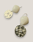 Pendientes gancho resina blanca medalla agujereada plata mate