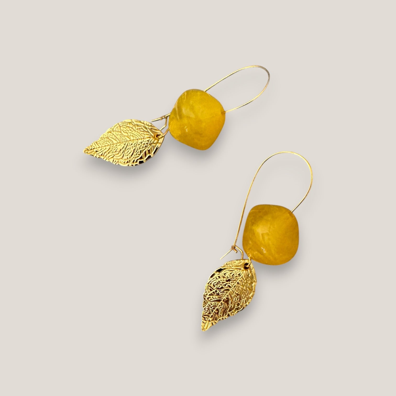 Pendientes gancho resina ámbar hoja oro