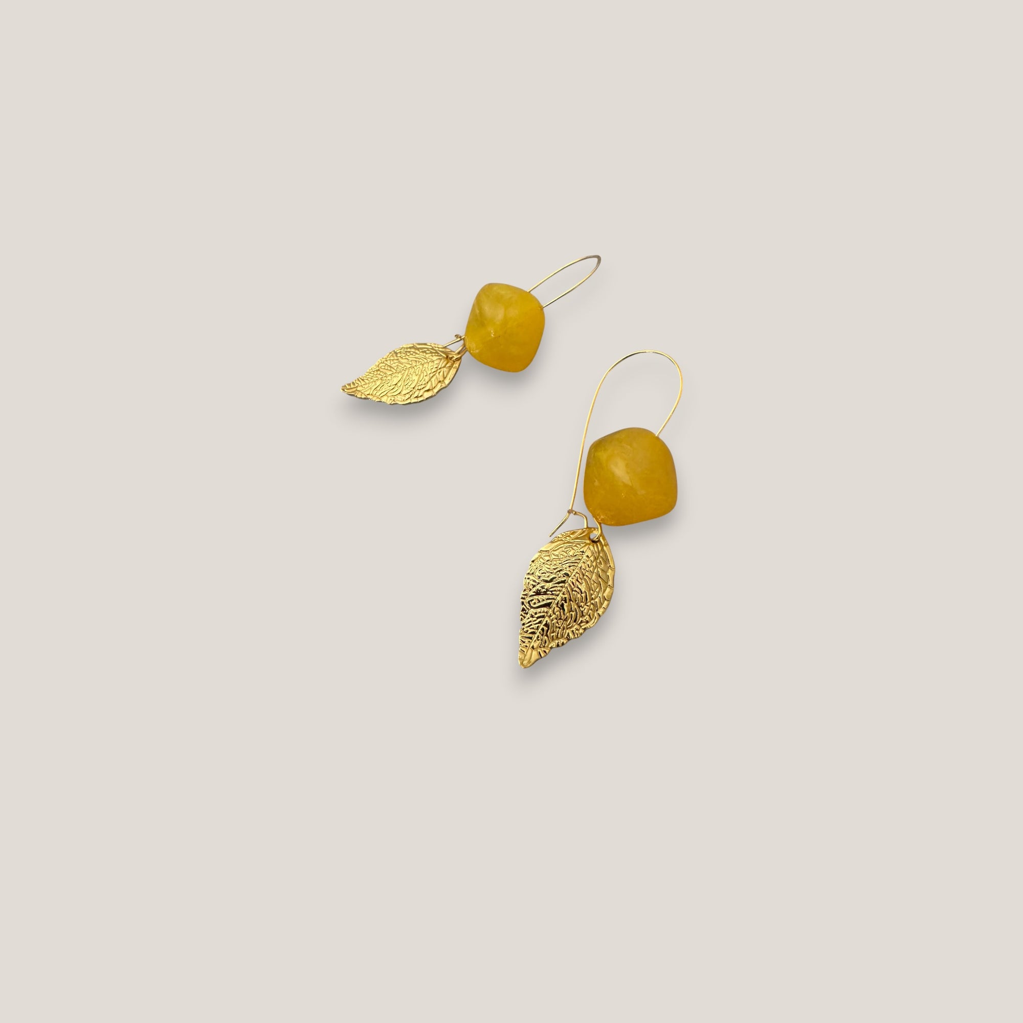 Pendientes gancho resina ámbar hoja oro