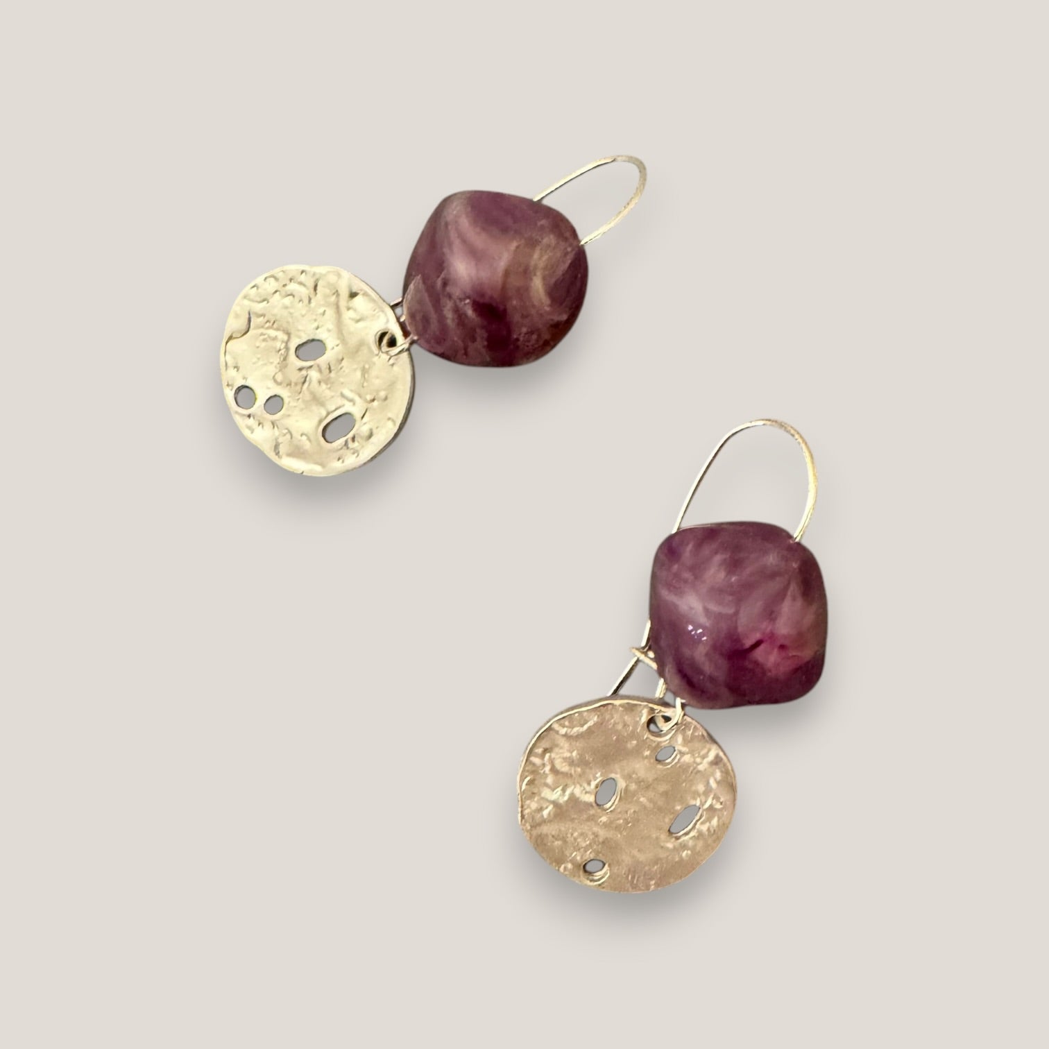 Pendientes gancho resina malva medalla agujereada plata mate