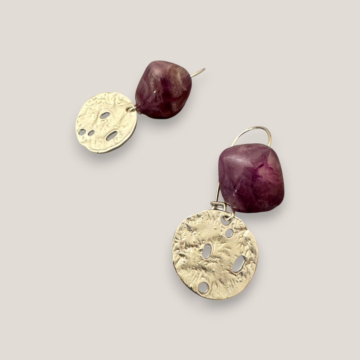 Pendientes gancho resina malva medalla agujereada plata mate