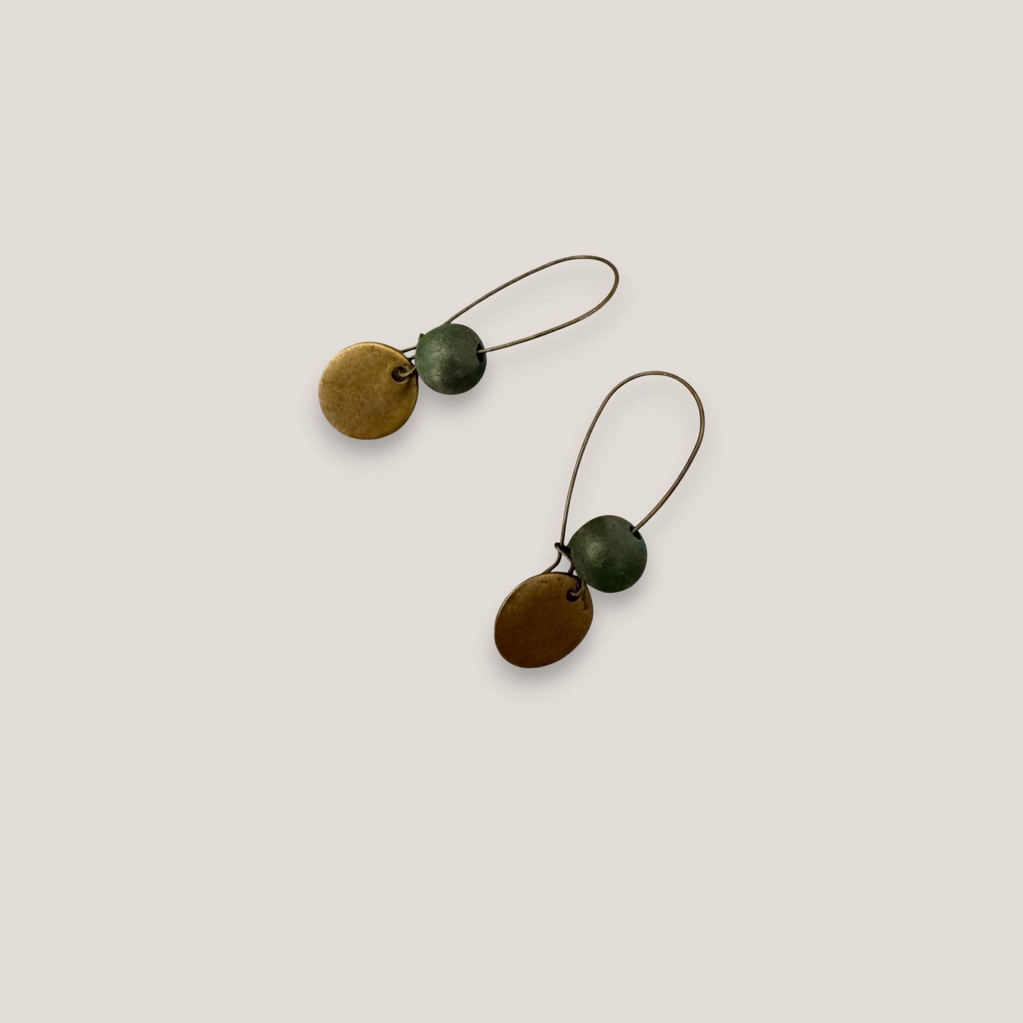 Pendientes gancho bola madera verde oscuro medalla bronce