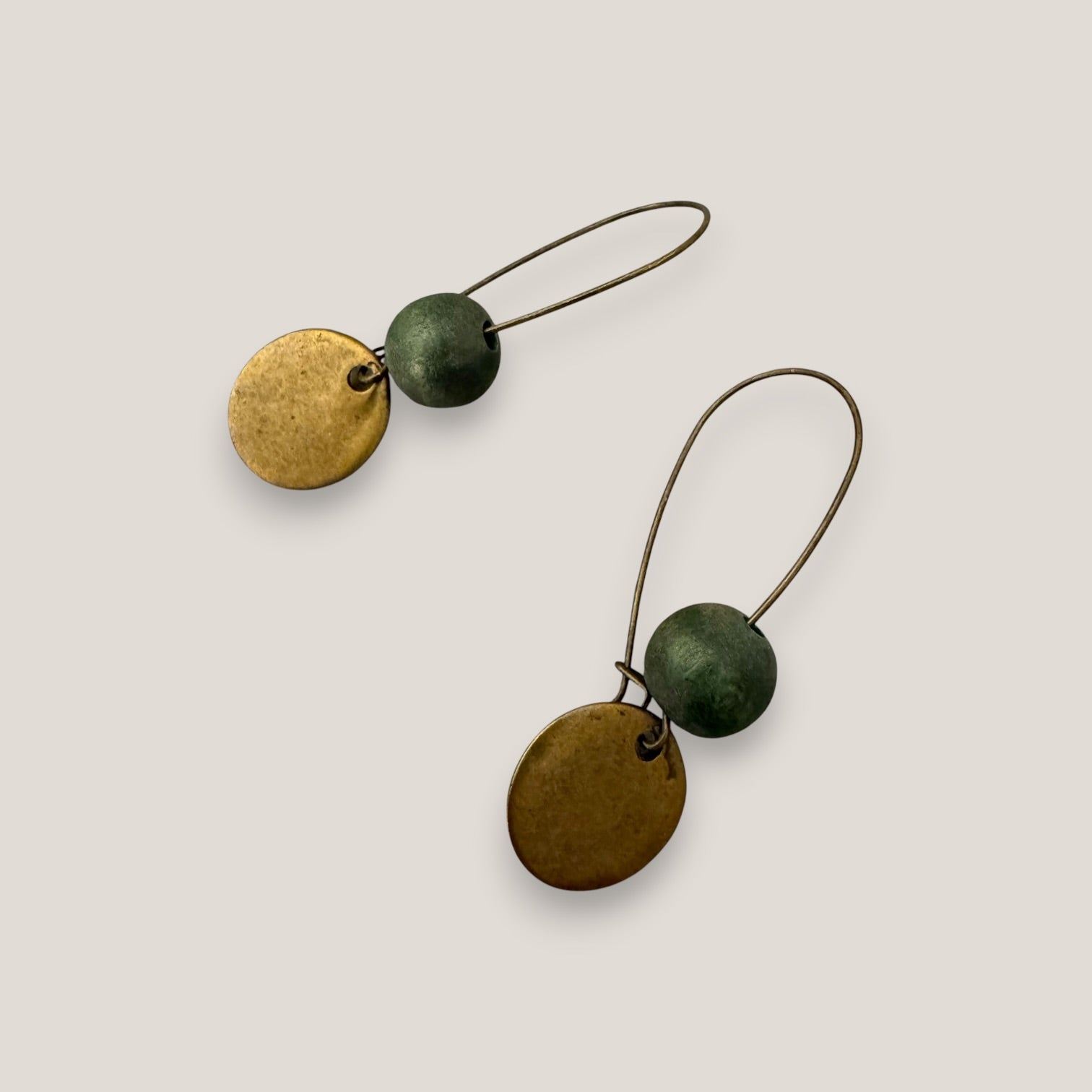 Pendientes gancho bola madera verde oscuro medalla bronce