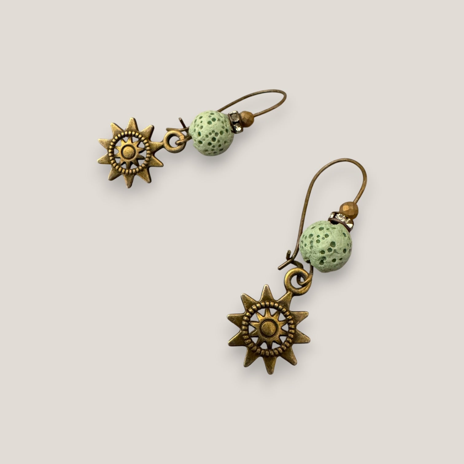 Pendientes gancho bola esponja coral verde claro rosa de los vientos bronce