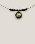 Collar midi medalla sol dorada esmalte negro lava negra separadores dorados cristalitos negros