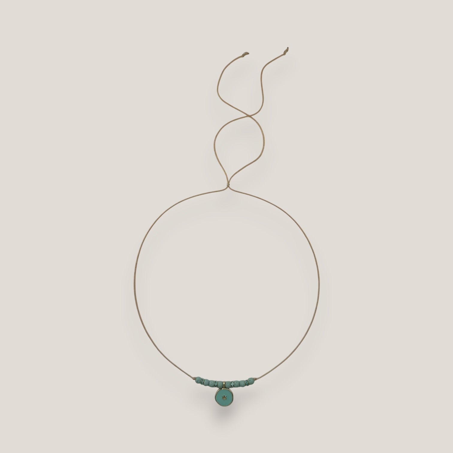 Collar midi medalla estrella dorada esmalte turquesa esponja coral verde turquesa separadores dorados cristalitos turquesas