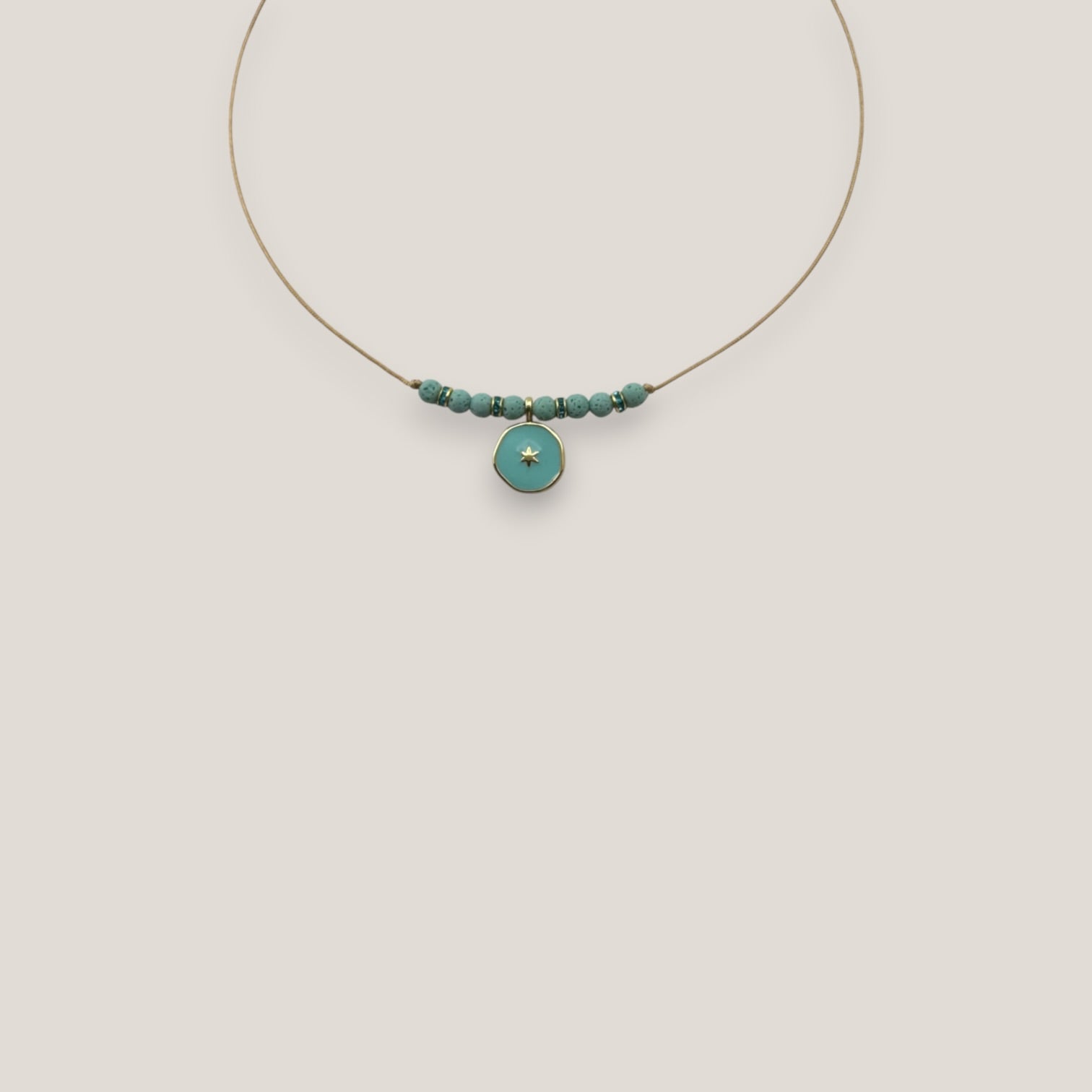 Collar midi medalla estrella dorada esmalte turquesa esponja coral verde turquesa separadores dorados cristalitos turquesas