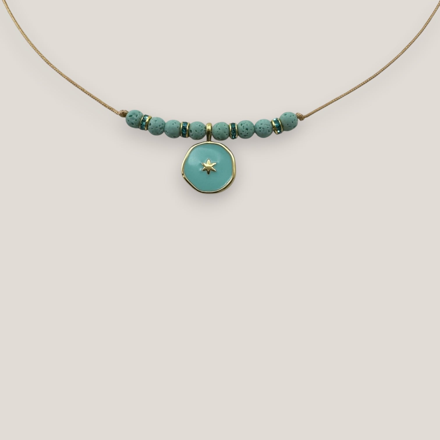 Collar midi medalla estrella dorada esmalte turquesa esponja coral verde turquesa separadores dorados cristalitos turquesas